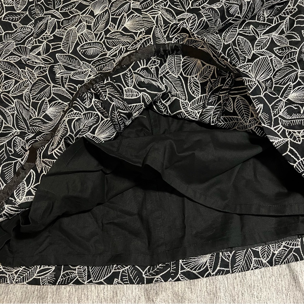 Talbots Black/White A-Line Knee-Length Skirt Floral Leaf Design -Women’s Size 16 - Picture 4 of 8